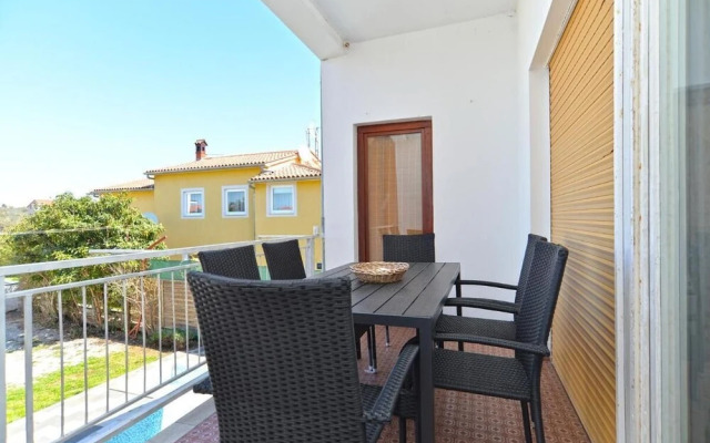 Stylish Family Retreat With Shared Pool