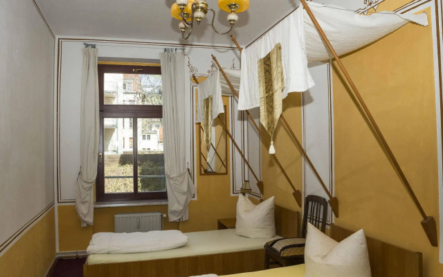 Lollis Homestay - Hostel
