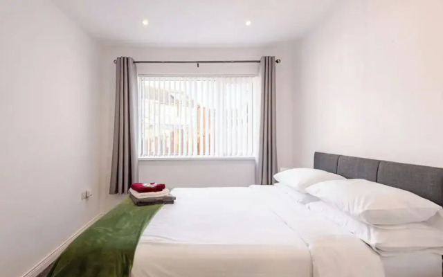 4 bed House - Private Garden - Free Parking