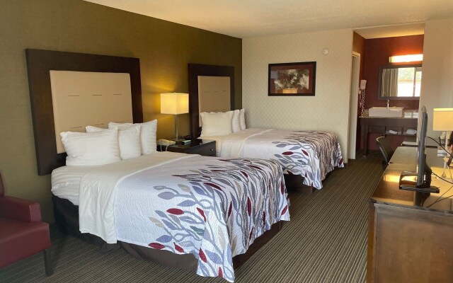 Red Roof Inn & Suites DeKalb