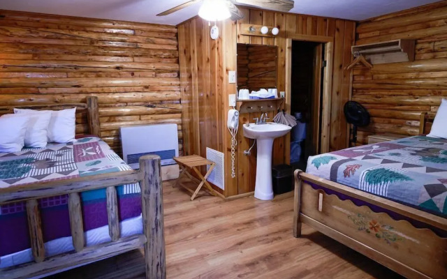 Twin Pines Lodge & Cabins