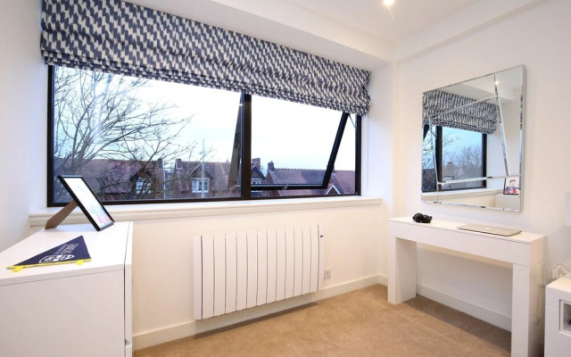 Modern Oxford Apartment + King Size Bed!