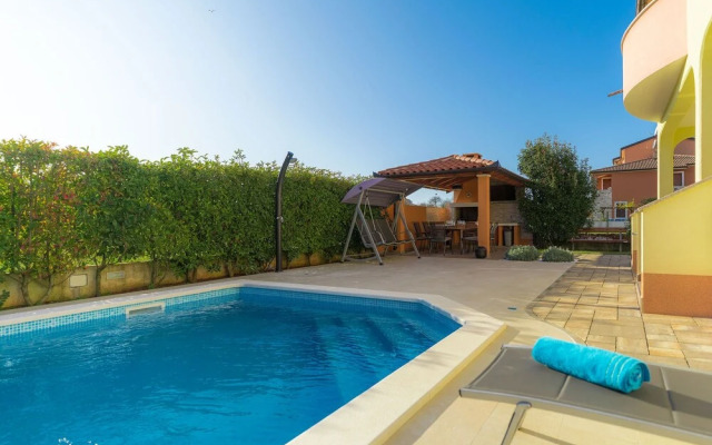 Linden Tree Pula in Pula