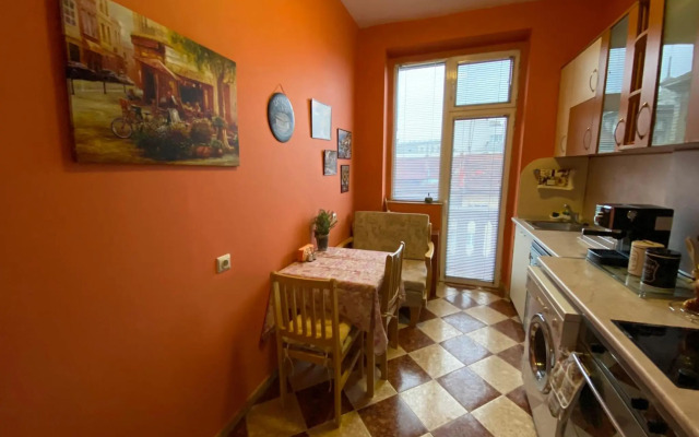 Fantastic 2 Bedroom Apartment - Top Center