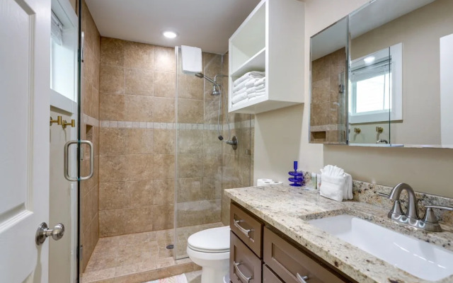 Near Beach & Attractions: Home in Galveston!