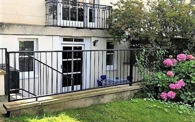 Charming Flat With Private Patio in Clifton