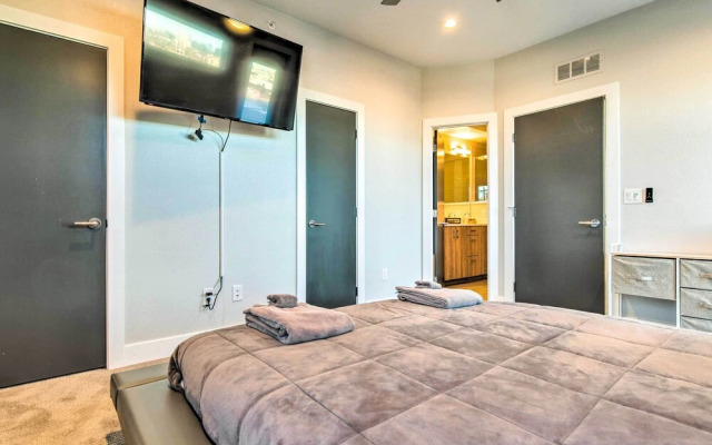 Luxe Denver Townhome: Hot Tub + City Views!