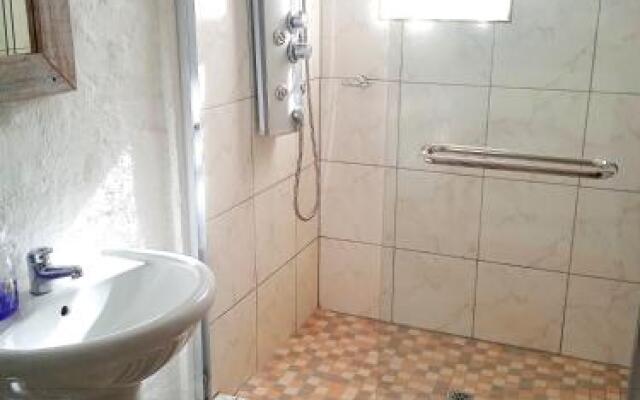 Rheola's Guest Cottage