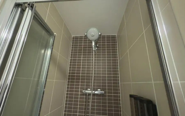 Central M K 2-bedroom Apartment, Sleeps 4, Parking