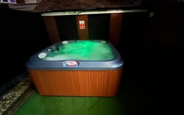 Friends House, Hot Tub, Sleeps 8