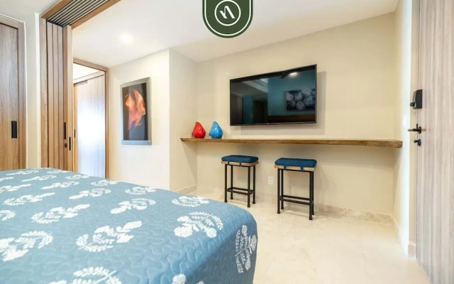 Elegant 1 BR Condo - Beachfront - Pools - King