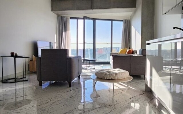Modern 2Bed Condo in Luxurious Building