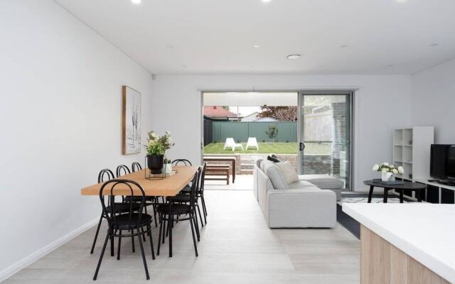 5 Bedroom Sydney Mansion with Parking