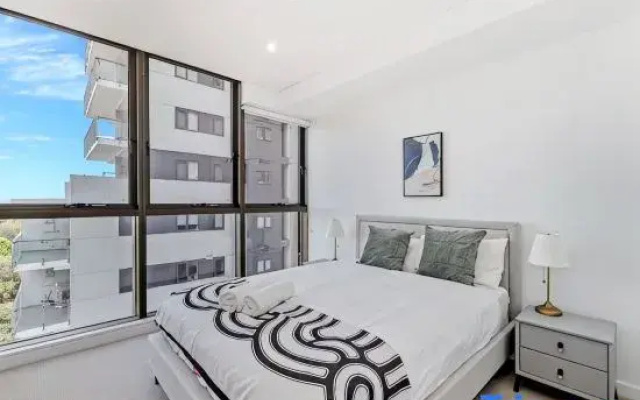 Stylish 2BR Apt with Views Near Parramatta