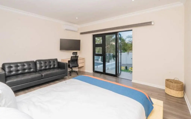 Private Modern 10 bdrm Home tucked away in Sandton