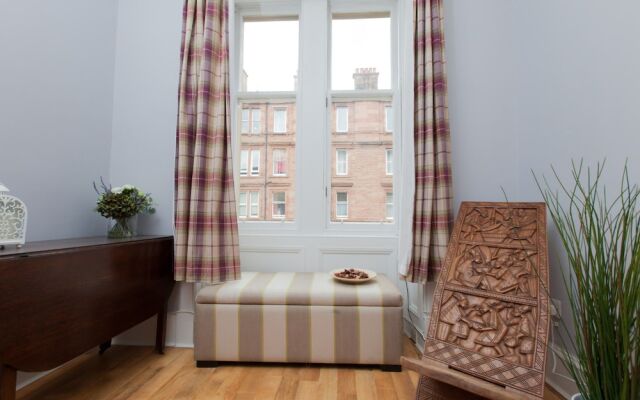 Traditional 1BR Tenement in Leith Walk Area for 2