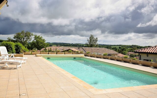 Modern Villa in la Romieu with Swimming Pool