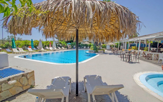 Chaplins Studios & Splash Pool Bar