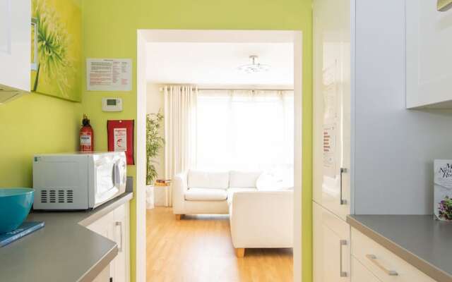 Sunny Modern Nr Beach Village w Parking