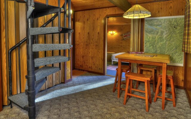 Red Hawk Hideaway - Two Bedroom Cabin with Hot Tub