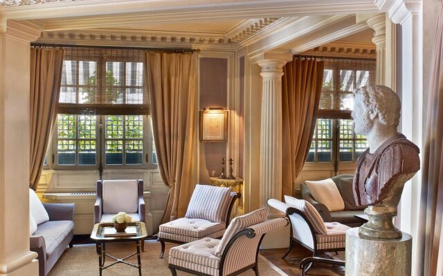 Le Dokhan’s Paris Arc de Triomphe, a Tribute Portfolio Hotel