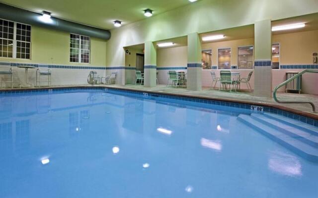 Holiday Inn Express Hotel & Suites MAGNOLIA-LAKE COLUMBIA