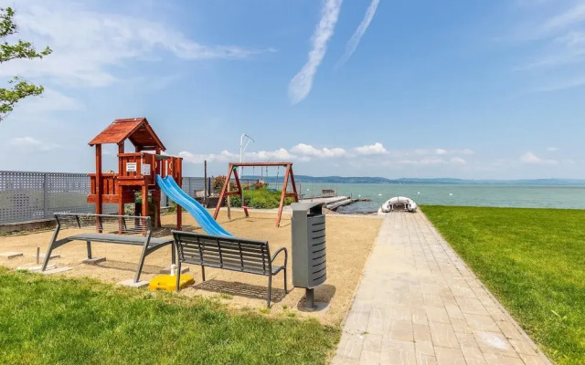 Lakefront Elegant Condo Lela