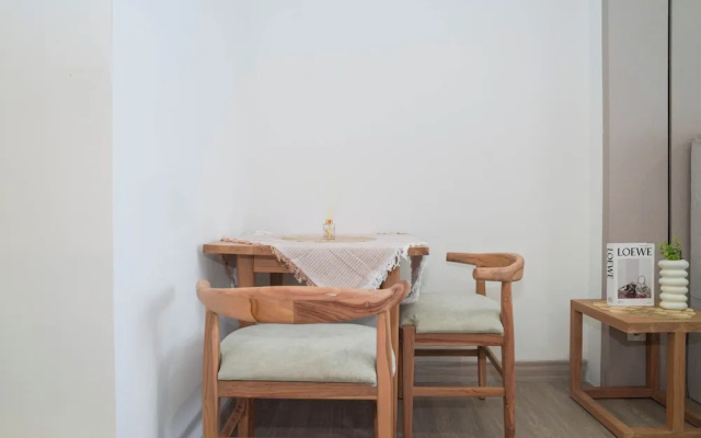 Chic Brown Touch Studio At Apartment Collins Boulevard – Guest Rooms – Tangerang