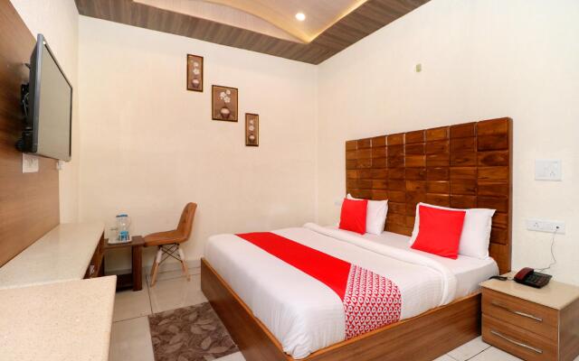OYO 28142 Hotel Sharrytel