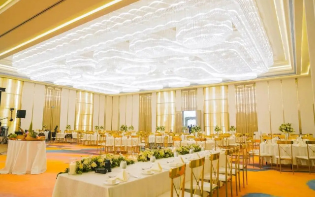 Grandeeza Hotel by Galison