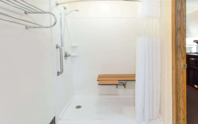 Baymont Inn & Suites Waukesha