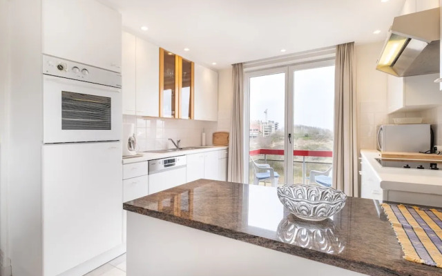 Hawthorn 2-1 Centrally Located and Near the Beach