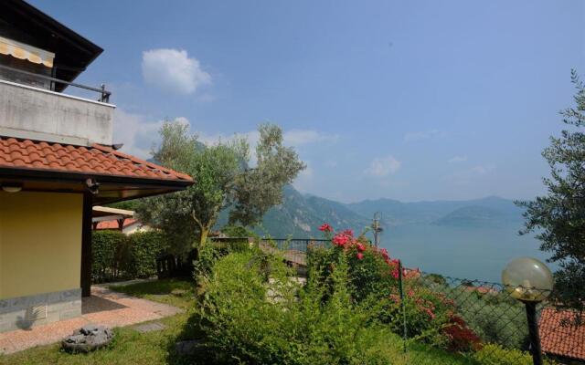 Appartamento con vista sul lago di Iseo e piscina