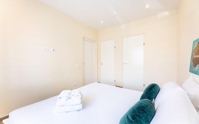 Charming 2BR Apt With Tropical Garden Pool