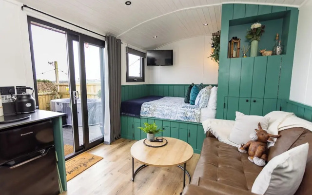Willows Rest - 1 Bed Shepherd's Hut - Pentlepoir