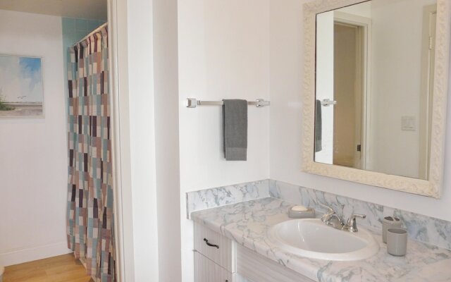 Inviting Beachfront Condo With Large Balcony and Pool