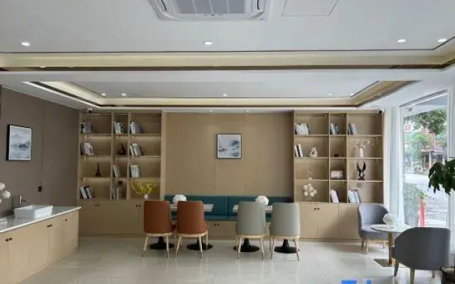 Super 8 Hotel (Qianshan Bus Station)