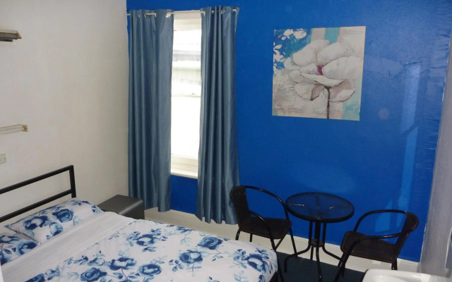 Adelaide Travellers Inn - Hostel
