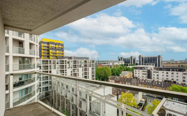 Lanterns Way At Canary Wharf By Mysquare