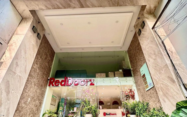 RedDoorz Plus near E-Town 2