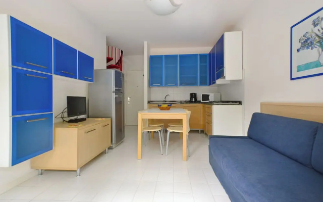 Two-level Flat for Groups in Lignano