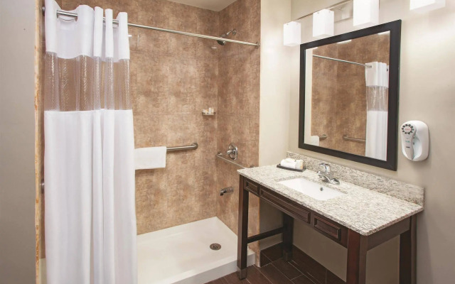 La Quinta Inn & Suites Far Rockaway - JFK Airport