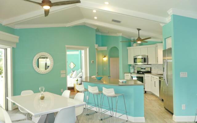 Private Home and Guesthouse With Courtyard, Pool and spa