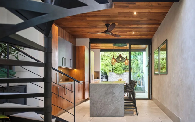 Singular Signature Residences