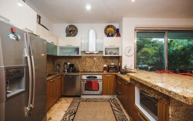 Mujeres Bailando by NAS