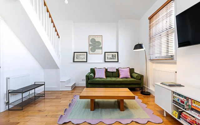 Stylish Chelsea Flat With Luxe Comfort & Charm