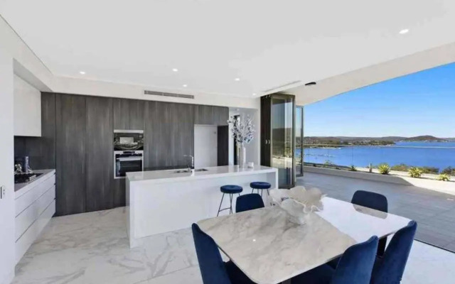 Stylish Penthouse with Views & Jacuzzi