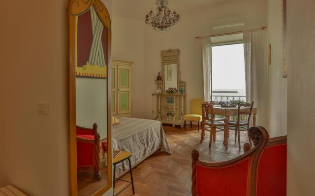 Amazing Sea View in Historic Building in Downtown