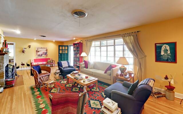Light-Filled Charmer - 2 Br Home