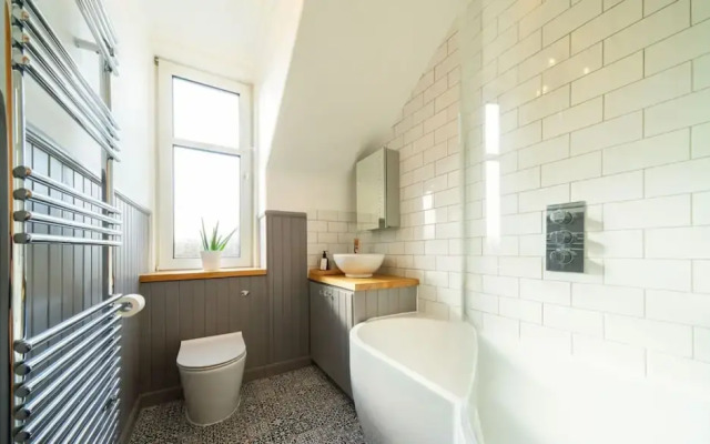 Sunnybrae House Seaside Family-friendly Getaway in Stonehaven With Hot Tub